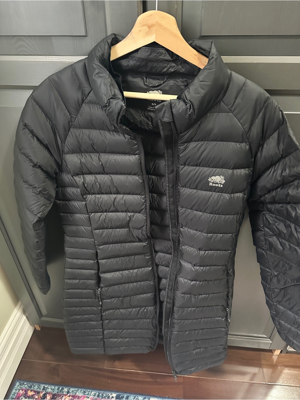 Roots Black Packable Lightweight Down Puffer Jacket.